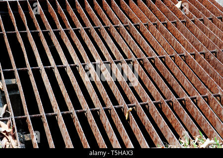 Gossen entleeren Gitter, Kanaldeckel. Straße - Kanalisation Kanalisation abdecken. Eisen Gitter zu entwässern auf der Straße in jeder Stadt. Wasser gehen bis zum Abfluss auf den ro Stockfoto