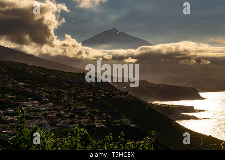 Tolle Aussicht von El Sauzal, Teneriffa. Im Hintergrund der Vulkan Teide, der höchste Berg von Spanien. Erstaunlich, Reflexionen und sunray Spiele. Stockfoto