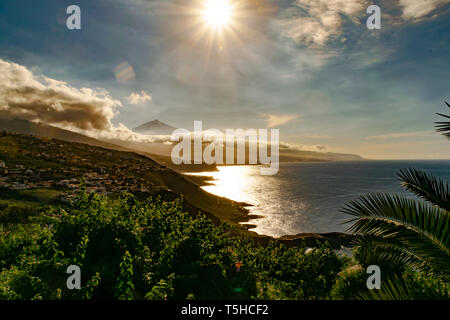 Tolle Aussicht von El Sauzal, Teneriffa. Im Hintergrund der Vulkan Teide, der höchste Berg von Spanien. Erstaunlich, Reflexionen und sunray Spiele. Stockfoto