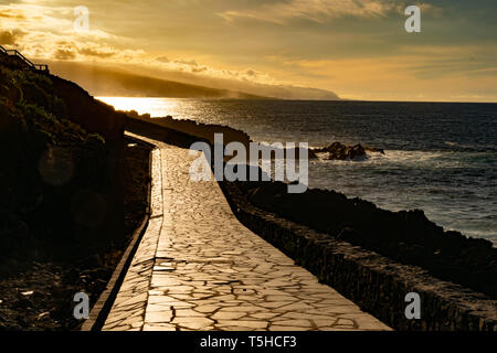 Tolle Aussicht von El Sauzal, Teneriffa. Im Hintergrund der Vulkan Teide, der höchste Berg von Spanien. Erstaunlich, Reflexionen und sunray Spiele. Stockfoto