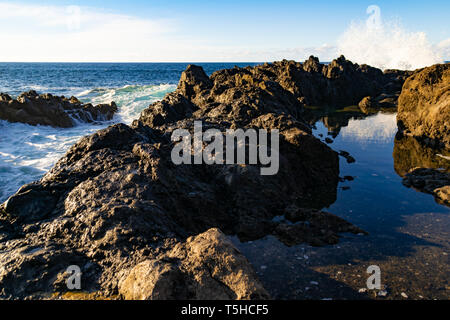 Tolle Aussicht von El Sauzal, Teneriffa. Dieses Bild zeigt einen natürlichen Pool direkt am Atlantik. Toller Ort. Stockfoto