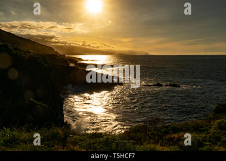 Tolle Aussicht von El Sauzal, Teneriffa. Im Hintergrund der Vulkan Teide, der höchste Berg von Spanien. Erstaunlich, Reflexionen und sunray Spiele. Stockfoto