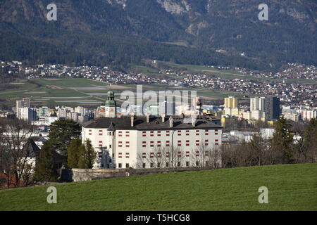 Schloss Ambras Schloss Ambras, Amras, Innsbruck, Landeshauptstadt, Tirol, Österreich, Burg, Maximilian, Wappen, Sonnenuhr, Schornstein, Rauchfang, F Stockfoto