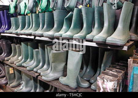 Reihen von Gummistiefel für den Verkauf in einem Gartencenter. Stockfoto