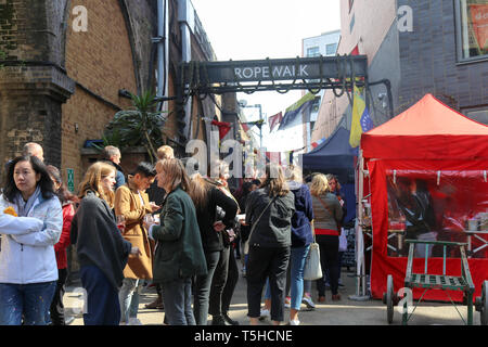Die Leute auf der Maltby Street Market in Seil laufen, London. Großbritannien Stockfoto