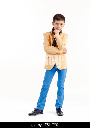 Kids Fashion. Junge in einem eleganten Jacke und Hose auf weißem Hintergrund. Unternehmer Junge. Stockfoto