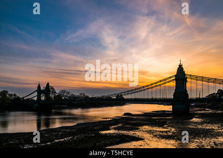 Orange Himmel bei Sonnenuntergang über die Hammersmith Bridge, London, UK Stockfoto