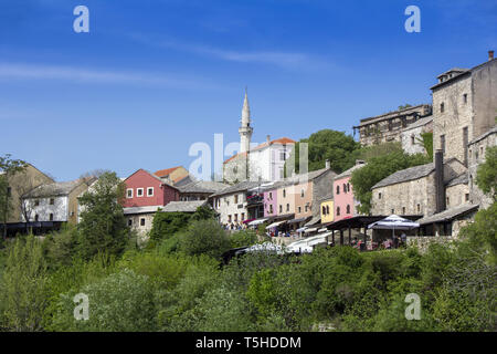 Mostar mit der Alten Brücke Häuser und Minarette in Bosnien und Herzegowina Stockfoto