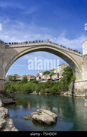 Mostar mit der Alten Brücke Häuser und Minarette in Bosnien und Herzegowina Stockfoto