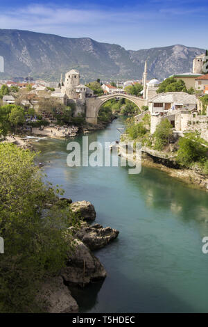 Mostar mit der Alten Brücke Häuser und Minarette in Bosnien und Herzegowina Stockfoto