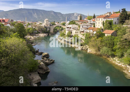 Mostar mit der Alten Brücke Häuser und Minarette in Bosnien und Herzegowina Stockfoto