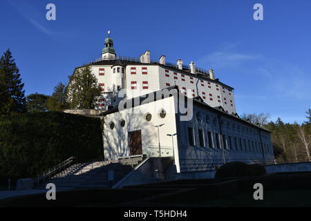 Schloss Ambras Schloss Ambras, Amras, Innsbruck, Landeshauptstadt, Tirol, Österreich, Burg, Maximilian, Wappen, Sonnenuhr, Schornstein, Rauchfang, F Stockfoto