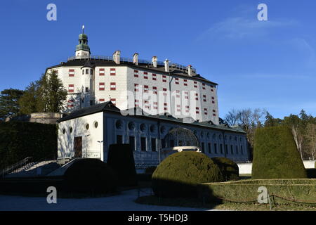 Schloss Ambras Schloss Ambras, Amras, Innsbruck, Landeshauptstadt, Tirol, Österreich, Burg, Maximilian, Wappen, Sonnenuhr, Schornstein, Rauchfang, F Stockfoto