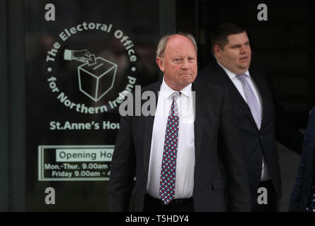 Tüv Führer Jim Allister (links) verlässt das Wahlbüro für Nordirland nach Abgabe seiner Nominierung Papiere bei den Wahlen zum Europäischen Parlament. Stockfoto