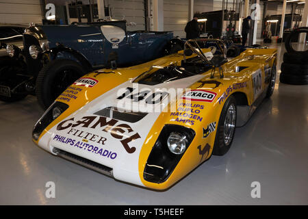 Drei Viertel Vorderansicht einer Gelb und Weiß, 1971, Lola T212, in der Internationalen Pit Garagen, an der 2019 Silverstone Classic Media Day Stockfoto