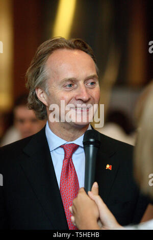 Anthony Thomson, Vorsitzender. Erste Niederlassung der Metro Bank eröffnet in Holborn. Kunden, die Eröffnung eines Kontos. London. Vom 29. Juli 2010. Stockfoto