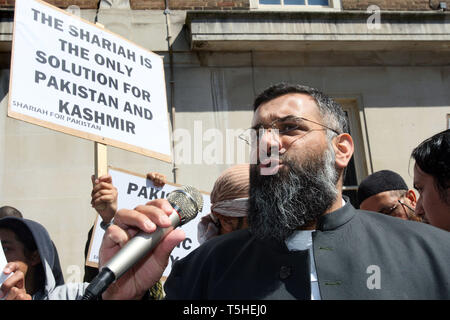 Anjem Choudary in einer Rede auf der Scharia für Pakistan Protest außerhalb der pakistanischen Botschaft in Knightsbridge. London. 5. August 2010. Stockfoto