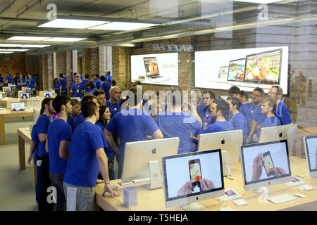 Mitarbeiter in einem Team sprechen, bevor Apple einen neuen Store in Covent Garden, London wird geöffnet. 7. August 2010. Stockfoto