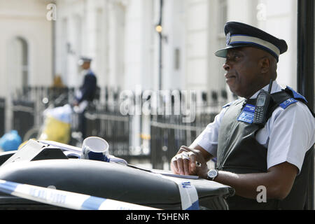 Polizei Unterstützung der Gemeinschaft Offiziere bewachen, einen Tatort in London. 25.08.2010. Stockfoto