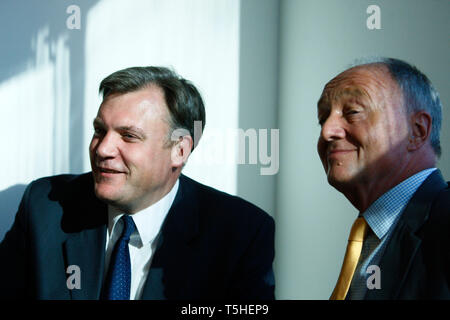 Ed Balls MP & Ken Livingstone im Gespräch mit der Presse. National Housing Federation, London. 31.08.2010. Stockfoto