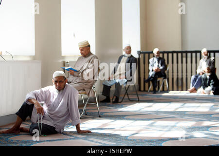 Das Freitagsgebet in der Moschee, Brick Lane, East London. 3. September 2010. Stockfoto