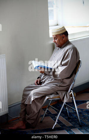 Das Freitagsgebet in der Moschee, Brick Lane, East London. 3. September 2010. Stockfoto