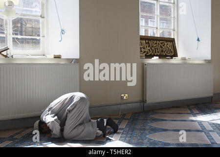 Das Freitagsgebet in der Moschee, Brick Lane, East London. 3. September 2010. Stockfoto