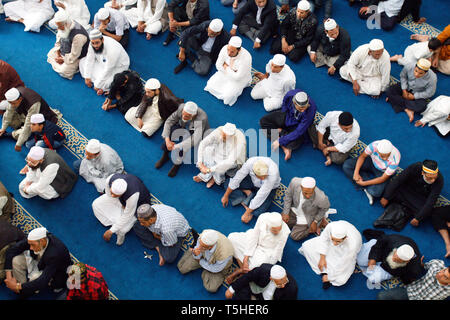 Das Freitagsgebet in der Moschee, Brick Lane, East London. 3. September 2010. Stockfoto