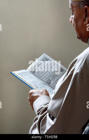 Das Freitagsgebet in der Moschee, Brick Lane, East London. 3. September 2010. Stockfoto