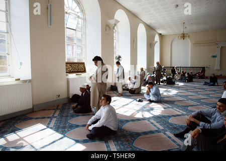 Das Freitagsgebet in der Moschee, Brick Lane, East London. 3. September 2010. Stockfoto