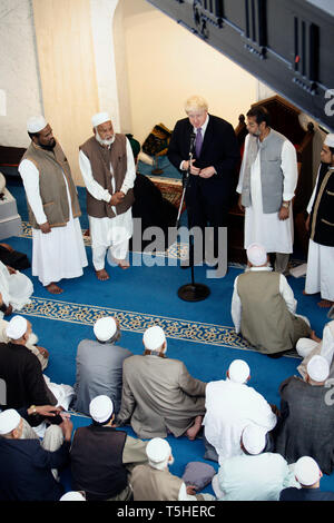 Der Londoner Bürgermeister Boris Johnson verbindet das Freitagsgebet in der Moschee, Brick Lane, East London. 3. September 2010. Stockfoto