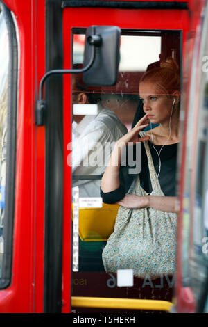 Eine Frau auf einem verpackt rush hour Bus während durch einen Streik der RMT und TSSA Rohr Arbeitnehmer gegen Entlassungen, London. 7.9.10. Stockfoto