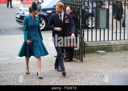 Die Herzogin von Cambridge und dem Herzog von Sussex nehmen an der Anzac Day Service des Gedenkens und Danksagung an der Westminster Abbey, London. Stockfoto