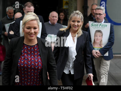 Sinn Feins Martina Anderson (Mitte) aus dem Wahlbüro für Nordirland nach Abgabe Ihrer Nominierung Papiere bei den Wahlen zum Europäischen Parlament. Stockfoto