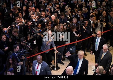 Massive Menge im Kongresszentrum Davos als US-Präsident Donald J. Trumpf kommt zum "World Economic Forum". Der fruehere Staatssekretaer Rex Tillerson geht hinter ihm.