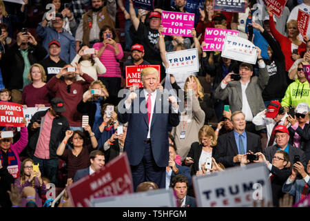 Präsidentschaftskandidaten Donald J. Trumpf (R-Ny) Kampagnen im Giant Center in Hershey, Pennsylvania. Stockfoto