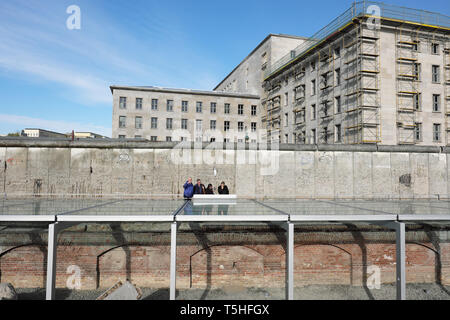 Berlin Deutschland - Besucher Topographie des Terrors Museum, um die NS-Zeit Keller an der ehemaligen Gestapo HQ Website - Hinter ist ein Abschnitt der Berliner Mauer Stockfoto