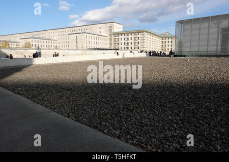 Berlin Deutschland - Besucher Topographie des Terrors Museum, um die NS-Zeit Keller an der ehemaligen Gestapo HQ Website - Hinter ist ehemaliger NS-Luft Ministerium Stockfoto