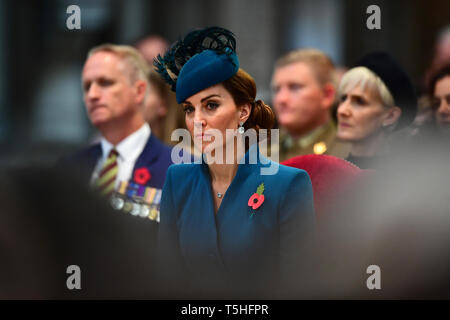 Die Herzogin von Cambridge besucht die Anzac Day Service des Gedenkens und Danksagung an der Westminster Abbey, London. Stockfoto