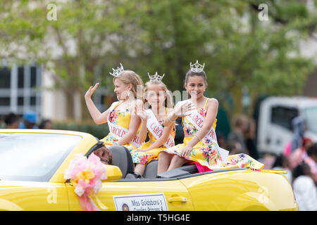 Wilmington, North Carolina, USA, 6. April 2019: Die North Carolina Azalea Festival, Miss Goldsboro, hervorragende Jugendlich, hinunter die Straße 3. Stockfoto