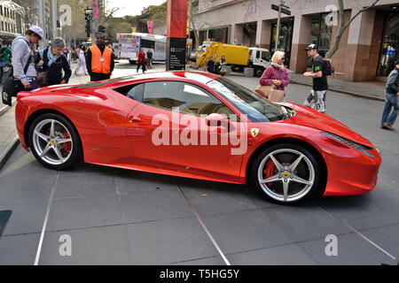 Sydney September 2012, Ferrari Auto zeigt in Circular Quay mit vielen Menschen, die von der legendären italienischen Autos fasziniert Stockfoto