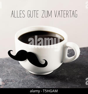 Nahaufnahme von einem weißen Keramik Tasse mit Kaffee, mit einem Schnurrbart, und der Text alles Gute zum Vatertag, happy Vatertag in deutscher Sprache Stockfoto