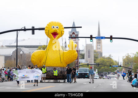 Wilmington, North Carolina, USA, 6. April 2019: Die North Carolina Azalea Festival, der Ballon von großen Vogel aus der Sesamstraße, gehen auf die Straße 3. Stockfoto