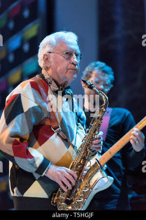 Legendäre US-Saxophonist Lee Konitz führt auf dem Jazz Festival Cheltenham, UK, 2. Mai 2015. Stockfoto