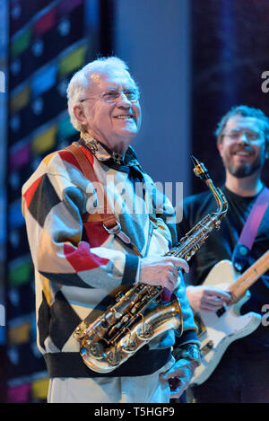 Legendäre US-Saxophonist Lee Konitz führt auf dem Jazz Festival Cheltenham, UK, 2. Mai 2015. Stockfoto