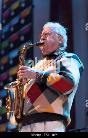 Legendäre US-Saxophonist Lee Konitz führt auf dem Jazz Festival Cheltenham, UK, 2. Mai 2015. Stockfoto