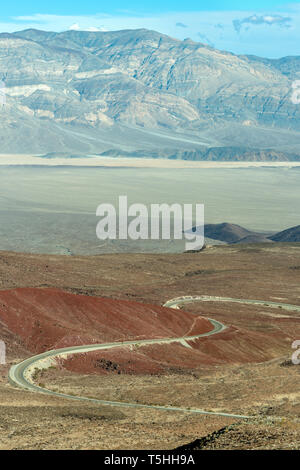 Lassen sie sich überraschen Canyon Road vom Vater Crowley Vista Point im Death Valley National Park, Kalifornien, USA Stockfoto