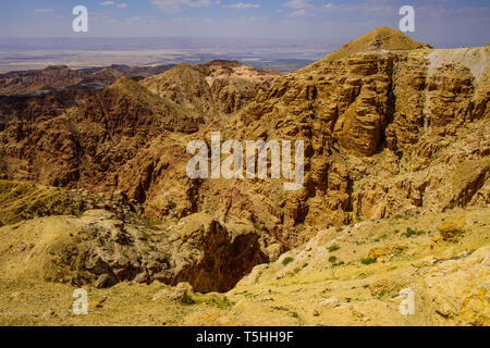 Blick auf Gebirge Abarim von tafilah Highway, dem Toten Meer Depression im Hintergrund. Jordan. Stockfoto
