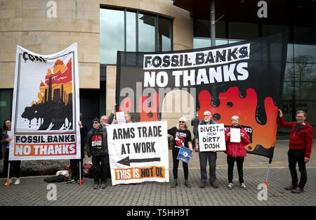 Anti-fossiler Brennstoff Demonstranten vor der die königliche Bank von Schottland Sitz in Edinburgh demonstrieren. Stockfoto