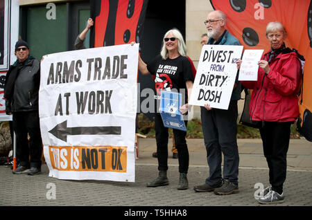 Anti-fossiler Brennstoff Demonstranten vor der die königliche Bank von Schottland Sitz in Edinburgh demonstrieren. Stockfoto